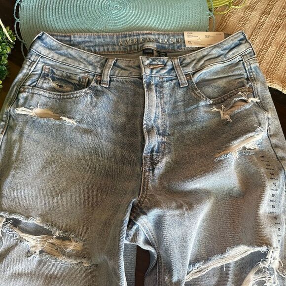 AE "MOM JEANS "DESTROYED DENIM NWT SIZE 10 - Picture 3 of 4